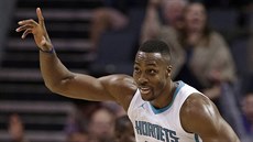 Dwight Howard z Charlotte se raduje ze své trefy.