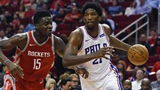 Joel Embiid (vpravo) z Philadelphie najídí kolem Clinta Capely z Houstonu.