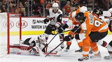 Jakub Vorá�ek z Philadelphie p�ed arizonskou brankou.