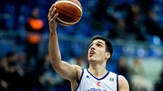 Nik Slavica v bílém dresu Cibony Záh�eb v duelu s Mega Leks B�lehrad