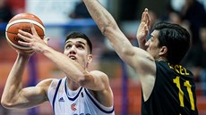 Nik Slavica v bílém dresu Cibony Záh�eb