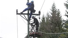 Energetici opravují vichrem poniené elektrické vedení na umav. (30. 10. 2017)