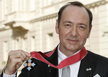 Herec Kevin Spacey s ádem britského impéria