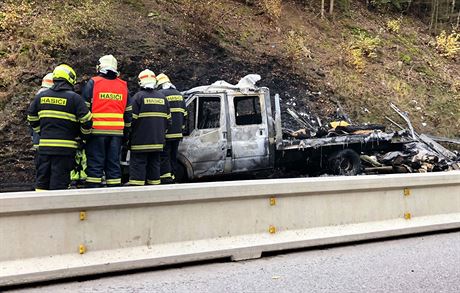 Dopolední poár dodávky s koberci obousmrn uzavel dálnici D1 na 80....