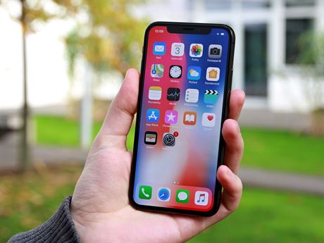 USB-C konektorem opatený iPhone X je na prodej. Ilustraní snímek