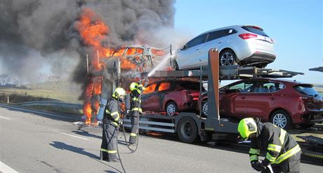 Nedaleko Uherského Brodu shoel taha i s ástí nákladu v podob nových...