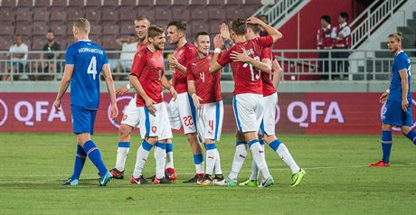 etí fotbalisté se radují z gólu v pípravném utkání proti Islandu na turné v...