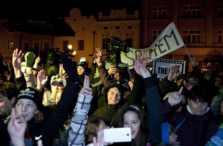 Zhruba ticet lidí protestovalo odpoledne v Lipníku nad Bevou pi setkání...