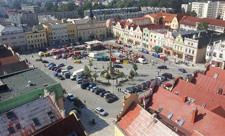 Havlíkovo námstí v Havlíkov Brod bývá v sobotu dopoledne plné aut. Radnice chce dlouhodobé víkendové stání omezit, parkování v sobotu dopoledne tak zpoplatní.