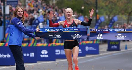 Amerianka Shalane Flanagan probíhá vítzn cílem maratonu v New Yorku.