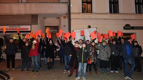 Protest zhruba ticeti lidí pi návtv prezidenta Miloe Zemana v Lipníku nad Bevou, z okna domu pustil Jaroslav Hensl píse Marty Kubiové (na snímku v nm drí ervenou kartu).