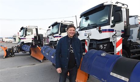 Dispeer Vlastimil Mizera stojí u nových voz zimní údrby v areálu firmy Eurovia CS v Perov, odkud bude firma zajiovat sjízdnost silnic v jiní a jihovýchodní ásti Olomouckého kraje.