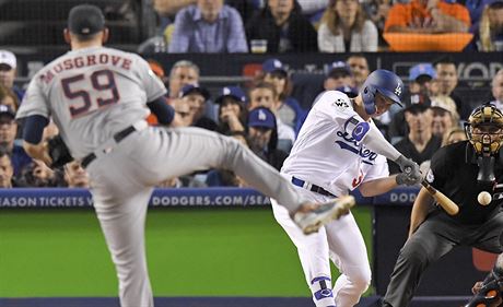 Joc Pederson z LA Dodgers odpaluje homerun proti Joeovi Musgroveovi z Houstonu.