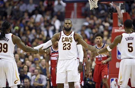 LeBron James slav trefu s clevelandskmi spoluhri Jaem Crowderem a J. R....