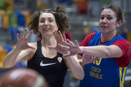 Edita ujanová (vpravo) a Tereza Pecková na oteveném tréninku eských...