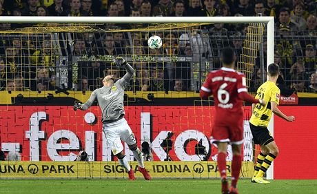 Roman Brki, brank Dortmundu, inkasuje gl v utkn proti Bayernu Mnichov.