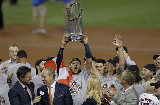 Baseballisté Houstonu oslavují triumf v MLB, trofej drí Carlos Correa.