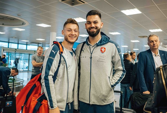 Obránce Jakub Brabec a branká Tomá Koubek v letitní hale.