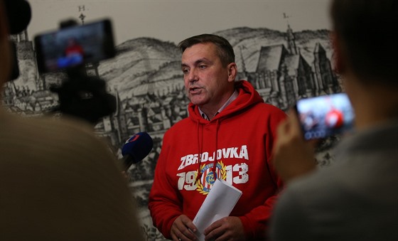 Primátor Petr Vokál dorazil na tiskovou konferenci v mikin Zbrojovka Brno.