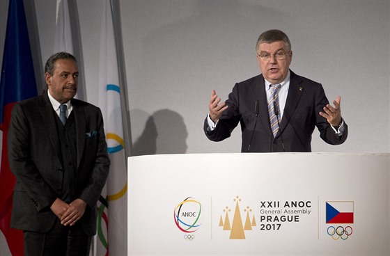 Pedseda Mezinárodního olympijského výboru Thomas Bach (vpravo) vystoupil v...