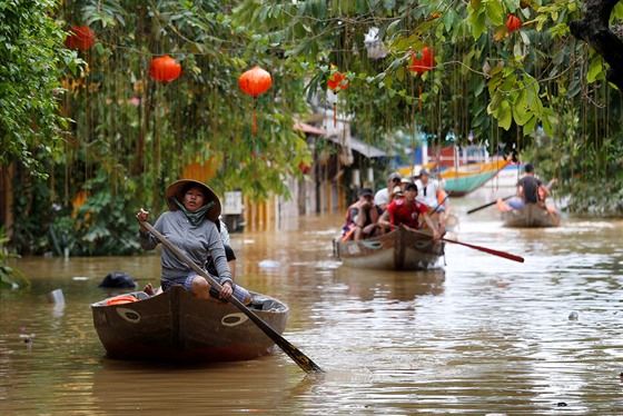 Tajfun Damrey zasáhl východní pobeí centrálního Vietnamu, kde zaplavil msto...