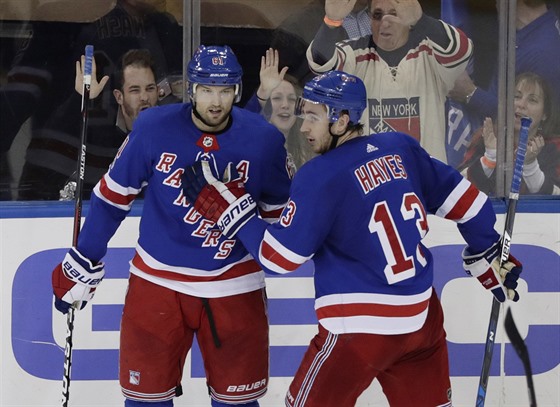 Rick Nash (vlevo) a Kevin Hayes z New York Rangers slaví gól v síti Bostonu.