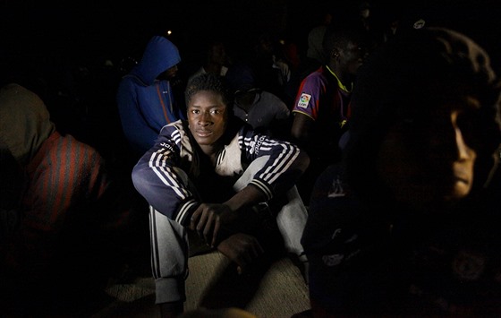 Uprchlíci, které zachránila pobřežní stráž nedaleko libyjských břehů (31. října...