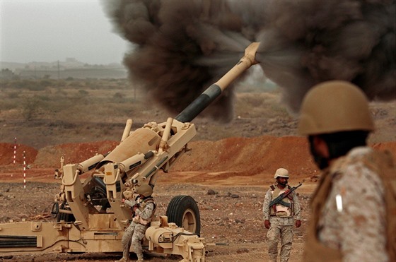 Vojáci Saúdské Arábie pálí na pozice povstalc v Jemenu (13. dubna 2015)