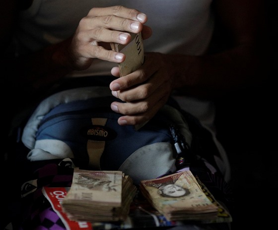 Venezuelu trápí vysoká inflace, hromady bankovek tak ve skutenosti mají...