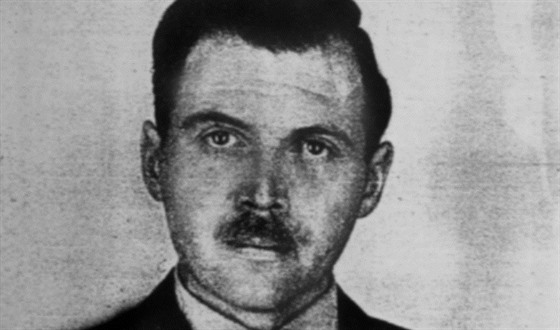 Andl smrti Josef Mengele v roce 1956.  Kvli dokladm ho tehdy vyfotografovala...