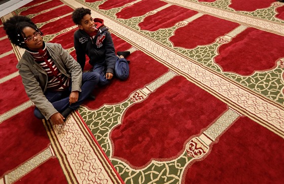 Dva chlapci z turistické skupinky, která si přišla prohlédnout mešitu v...