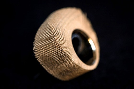 Šperk vytištěný ze zlatého prášku technologií 3D tisku