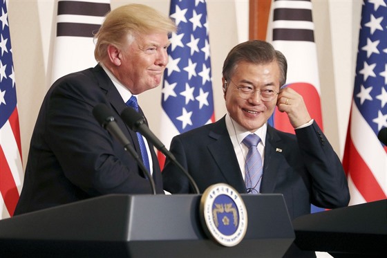 V Jižní Koreji se Donald Trump (vlevo) setkal s prezidentem Mun Če-inem. (7....