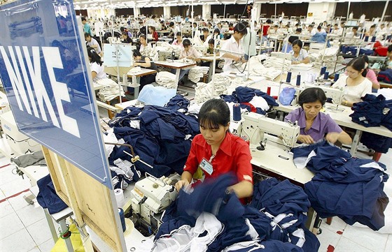 Sportovní boty a oblečení se šijí například v továrně ve vietnamském Ho Či...