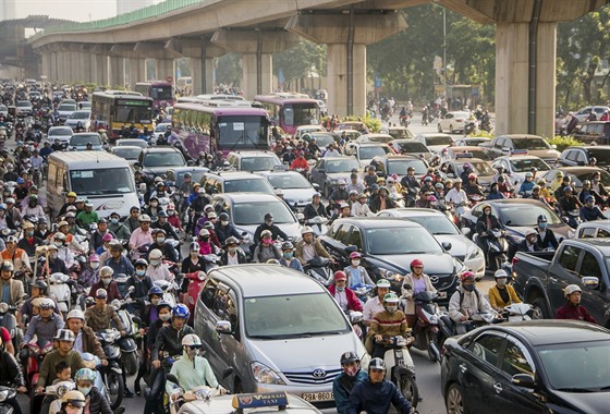Typický obrázek z vietnamské metropole, která je zahlcená auty a motorkami....