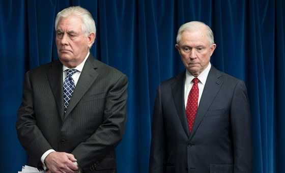 Ministr zahranií Rex Tillerson a ministr spravedlnosti Jeff Sessions na snímku...