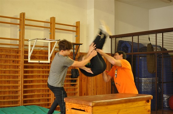 Nácvik salta vzad pro parkour