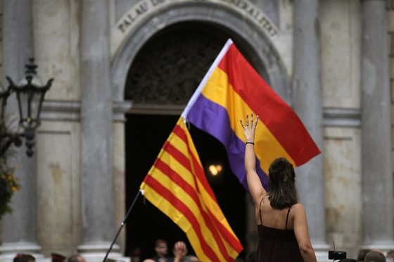 Píznivkyn nezávislosti Katalánska zdvihla tyi prsty jako symbol ty pruh...