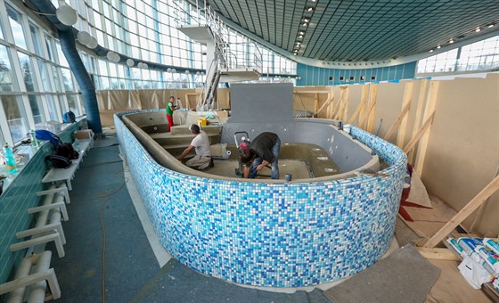 Řemeslníci dokončují novou vířivku na plaveckém stadionu v Českých Budějovicích.