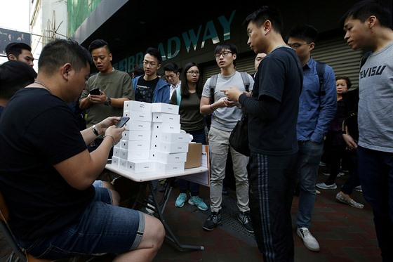 iPhone X přeprodej v ulicích Hongkongu