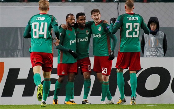 Fotbalisté Lokomotivu Moskva se radují z gólu v utkání Evropské ligy proti...