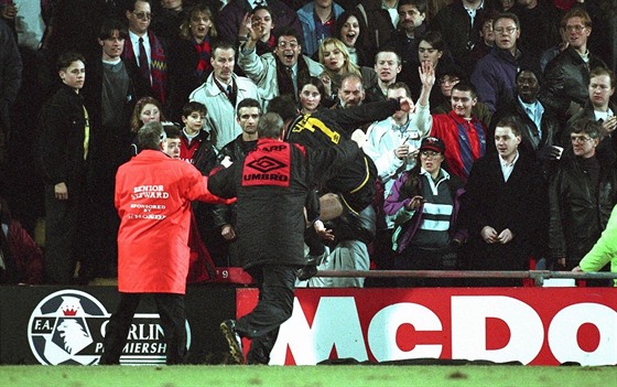 Francouzský útoník Eric Cantona z Manchesteru United po vylouení neunesl...