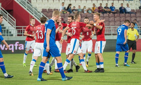 Čeští fotbalisté se radují z gólu  proti Islandu na turné v Kataru.