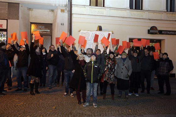 Zhruba třicet lidí protestovalo odpoledne v Lipníku nad Bečvou při setkání...