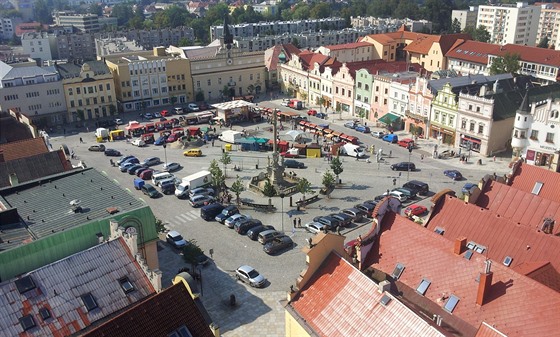 Havlíčkovo náměstí v Havlíčkově Brodě bývá v sobotu dopoledne plné aut. Radnice chce dlouhodobé víkendové stání omezit, parkování v sobotu dopoledne tak zpoplatní.