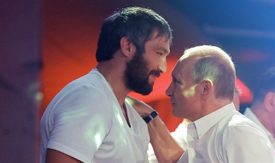 Hokejová hvzda Alexandr Ovekin a ruský prezident Vladimir Putin v druném...