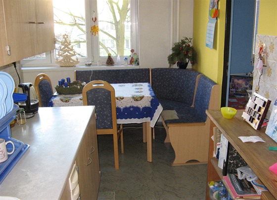Kuchyň je umístěná vlastně v krátké chodbě a spojená s jídelním koutem.