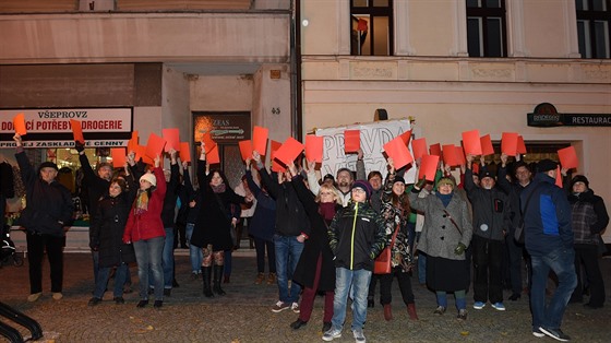 Protest zhruba třiceti lidí při návštěvě prezidenta Miloše Zemana v Lipníku nad Bečvou, z okna domu pustil Jaroslav Hensl píseň Marty Kubišové (na snímku v něm drží červenou kartu).