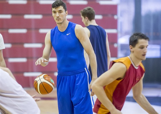 Jií Welsch (v modrém) na tréninku basketbalových Pardubic. Vpravo Josef...