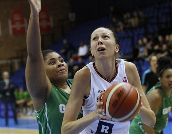 Nymburská basketbalistka Alexandra Chomenuková  (v bílém) zakonuje proti...